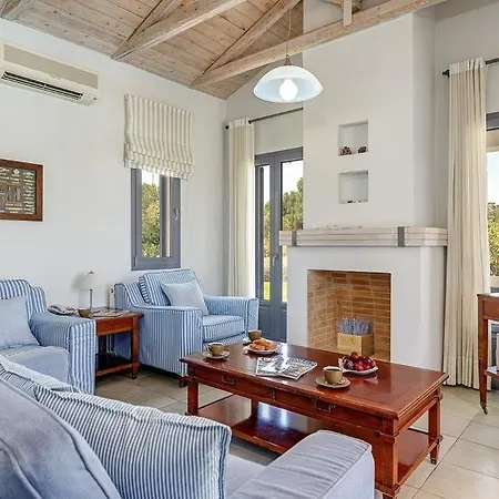 Sleeps 4 Pool Air Con Wifi Καλιγάτα