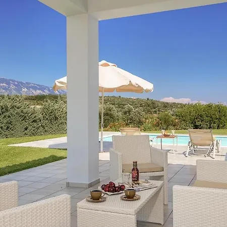 Villa Sleeps 4 Pool Air Con Wifi *